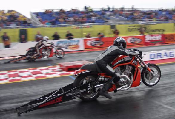 Michael Merse defeats Axel Seifert in V-rod class. Click on the picture to see why they call it a destroyer .